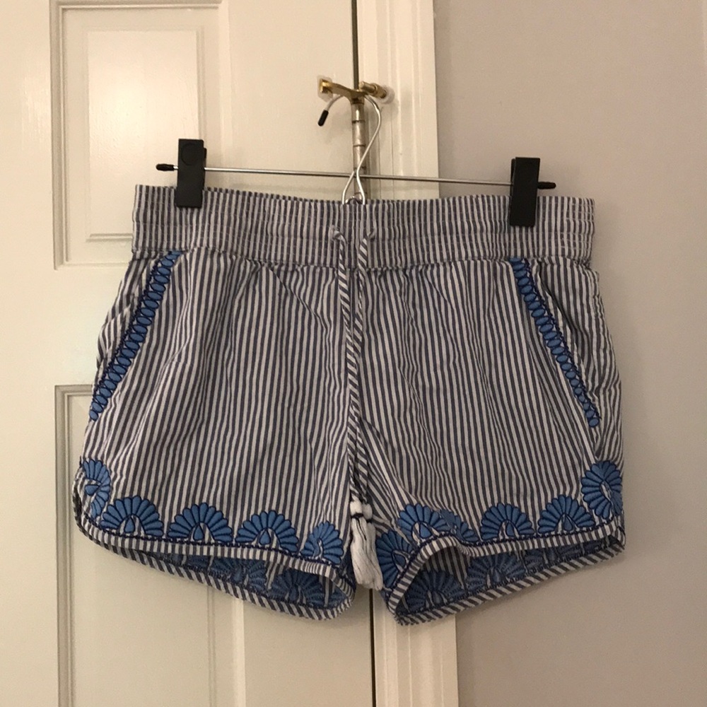 Embroidered sear suckered shorts